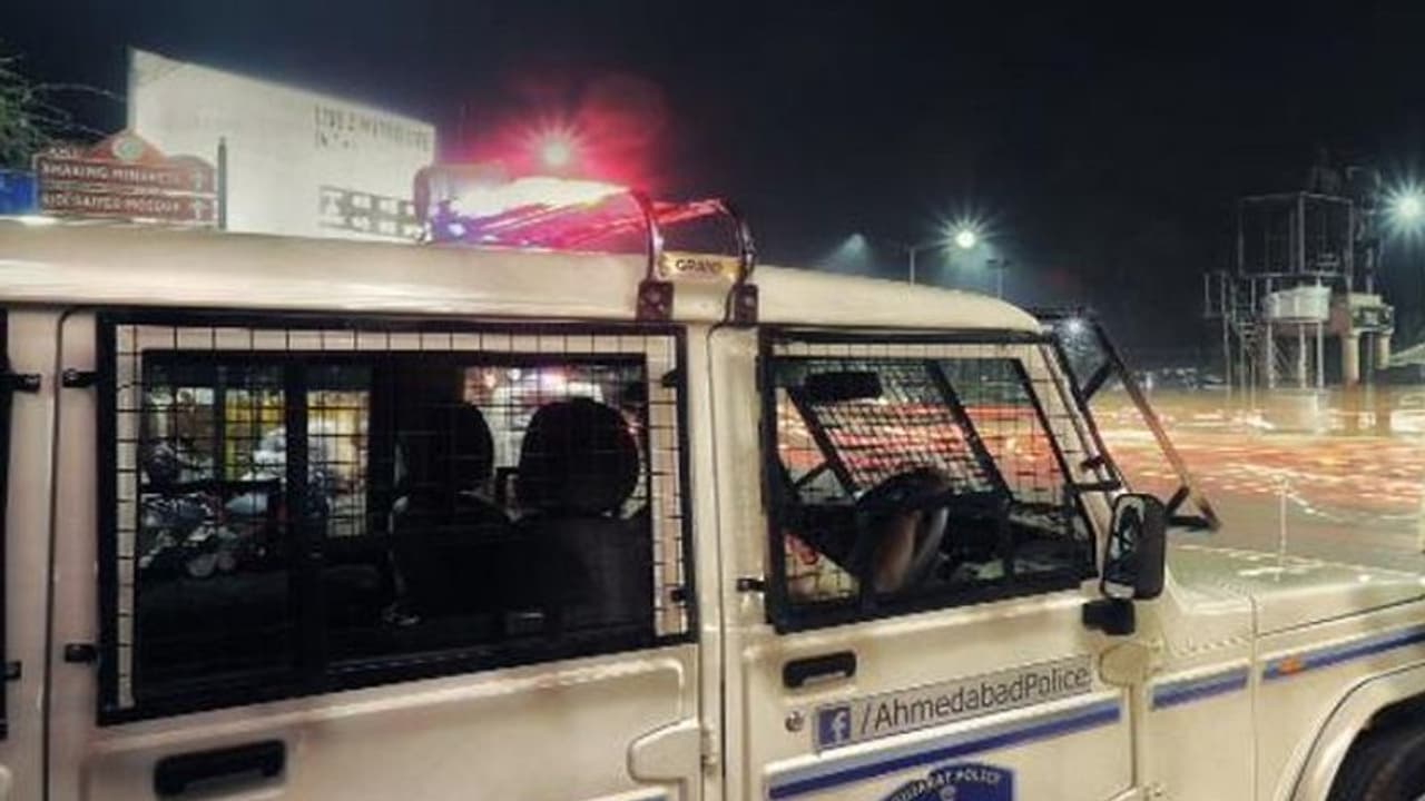 ಮಾಸ್ಕ್ ಜಟಾಪಟಿ ವಿಡಿಯೋ ವೈರಲ್; ಯುವತಿ ಕಪಾಳಕ್ಕೆ ಹೊಡೆದ ಪೊಲೀಸ್ ಅಮಾನತು! ಮಾಸ್ಕ್ ಜಟಾಪಟಿ ವಿಡಿಯೋ ವೈರಲ್; ಯುವತಿ ಕಪಾಳಕ್ಕೆ ಹೊಡೆದ ಪೊಲೀಸ್ ಅಮಾನತು!