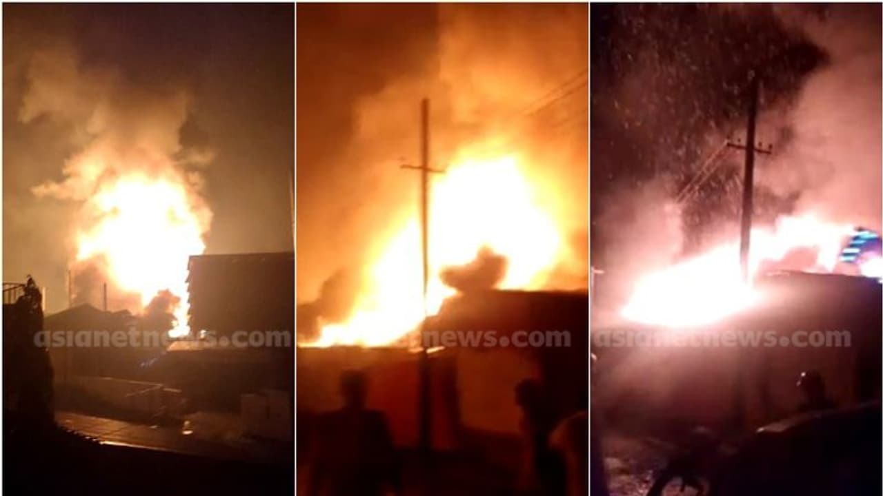 എടയാർ വ്യവസായ മേഖലയിൽ വൻതീപ്പിടിത്തം; രണ്ട് സ്ഥാപനങ്ങൾ പൂർണ്ണമായി കത്തി നശിച്ചു