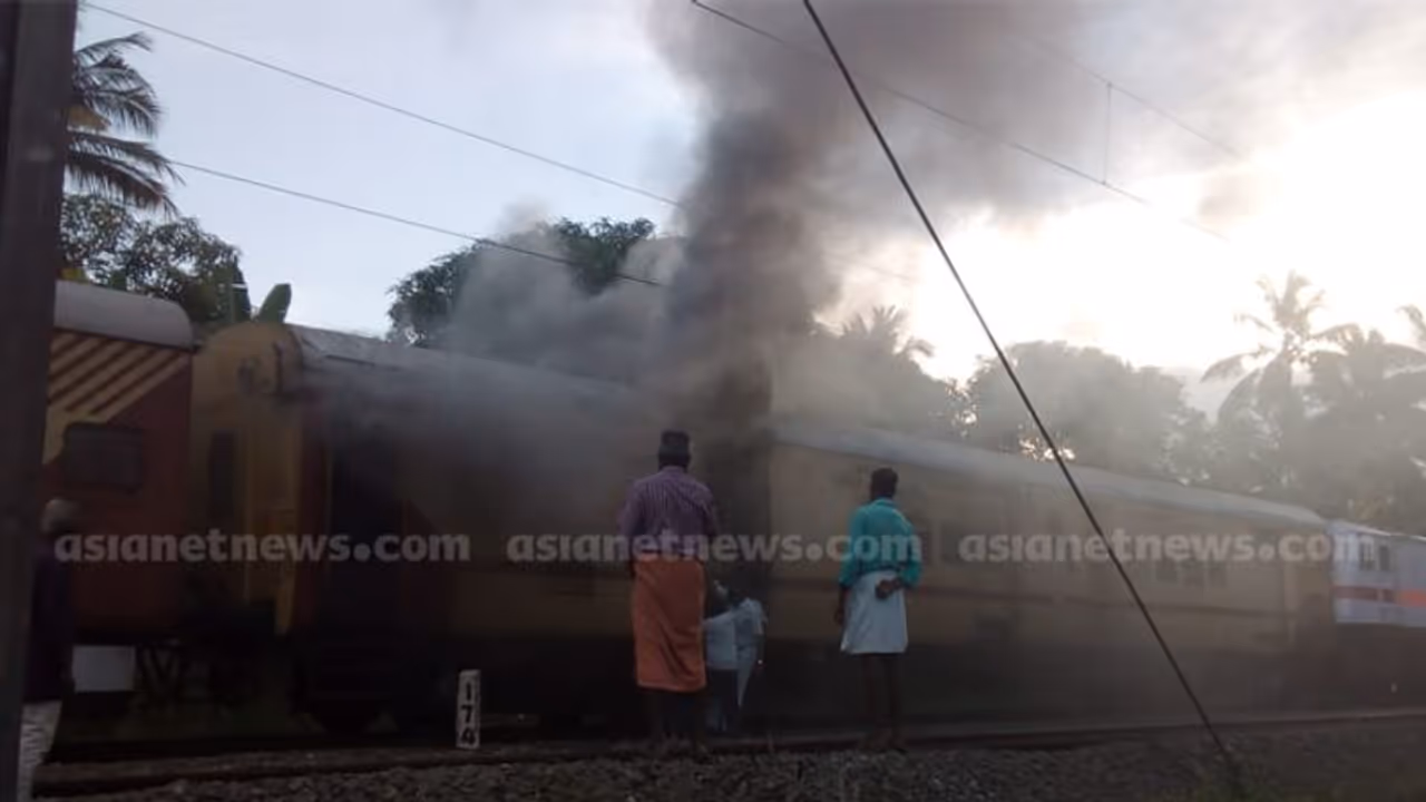 മലബാർ എക്സ‍്‍പ്രസ് തീപിടുത്തത്തിൽ നടപടി; കാസർകോട് സ്റ്റേഷനിലെ ഉദ്യോഗസ്ഥനെ സസ്പെൻഡ് ചെയ്തു