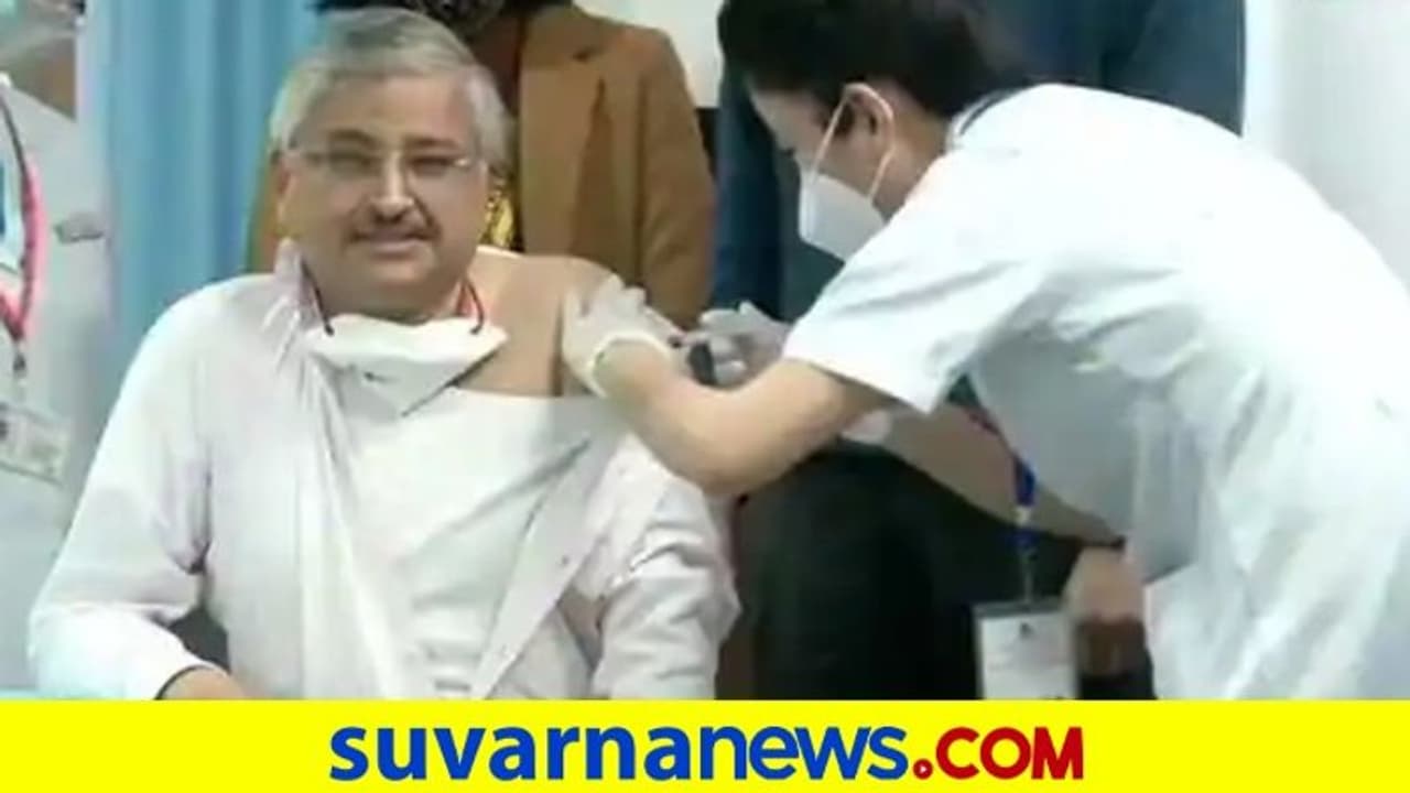 ಭೀತಿ ದೂರ ಮಾಡಲು ಕೋವ್ಯಾಕ್ಸಿನ್ ಪಡೆದ ಏಮ್ಸ್ ನಿರ್ದೇಶಕ! ಭೀತಿ ದೂರ ಮಾಡಲು ಕೋವ್ಯಾಕ್ಸಿನ್ ಪಡೆದ ಏಮ್ಸ್ ನಿರ್ದೇಶಕ!