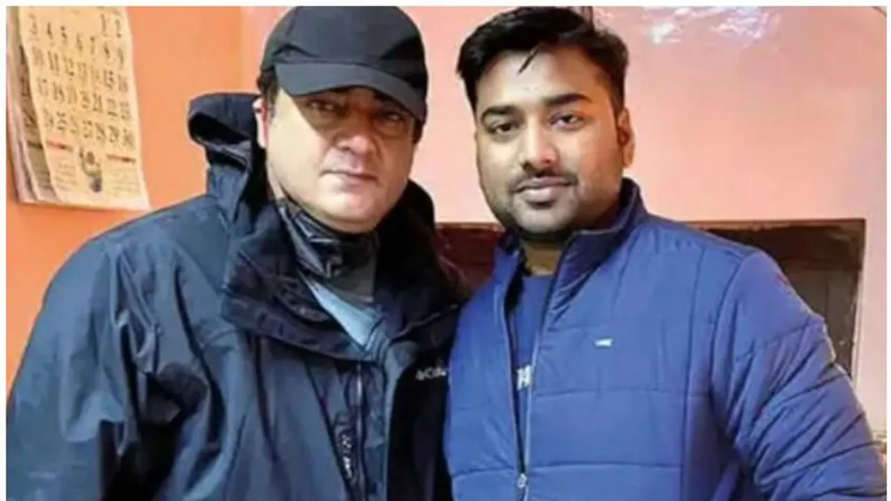 വാരണാസിയില്‍ ചാറ്റ് ഷോപ്പ് ഉടമയ്‍ക്കൊപ്പം 'തല'!, ഫോട്ടോ ചര്‍ച്ചയാകുന്നു