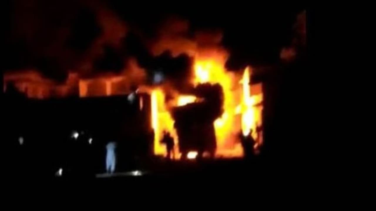 హైద్రాబాద్లో కంటైనర్ లారీకి విద్యుత్ వైర్లు తగిలి మంటలు: ఇద్దరు సజీవ దహనం హైద్రాబాద్లో కంటైనర్ లారీకి విద్యుత్ వైర్లు తగిలి మంటలు: ఇద్దరు సజీవ దహనం