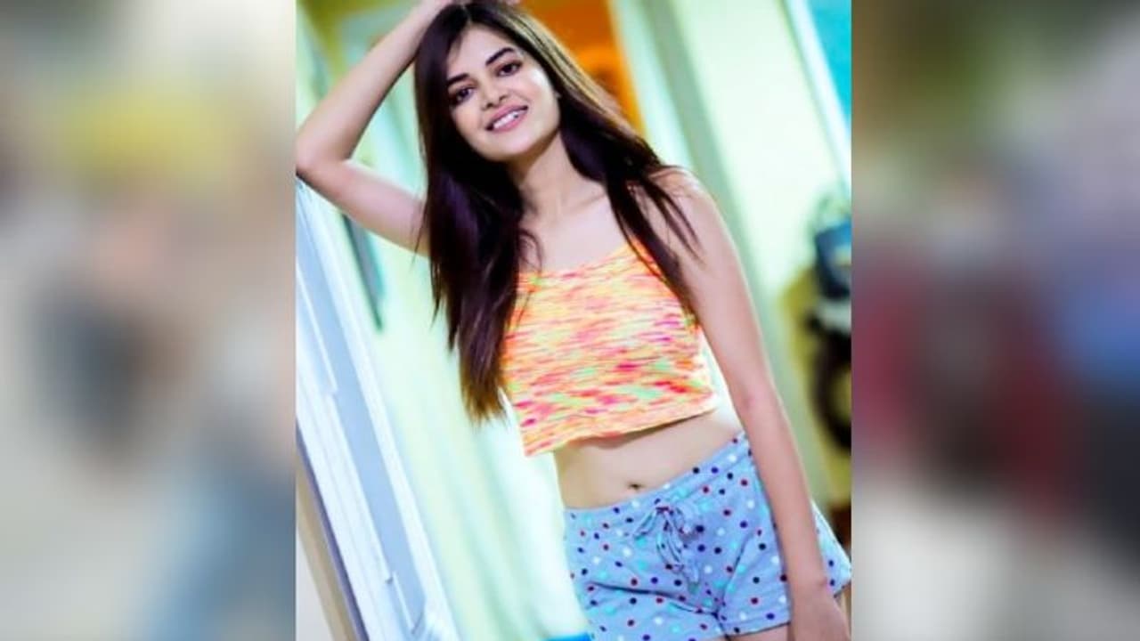 হাই থাই স্লিটে বেরিয়ে এল উরুর Hot ট্যাটু, অফ শোল্ডারে আগুন ধরালেন মধুমিতা