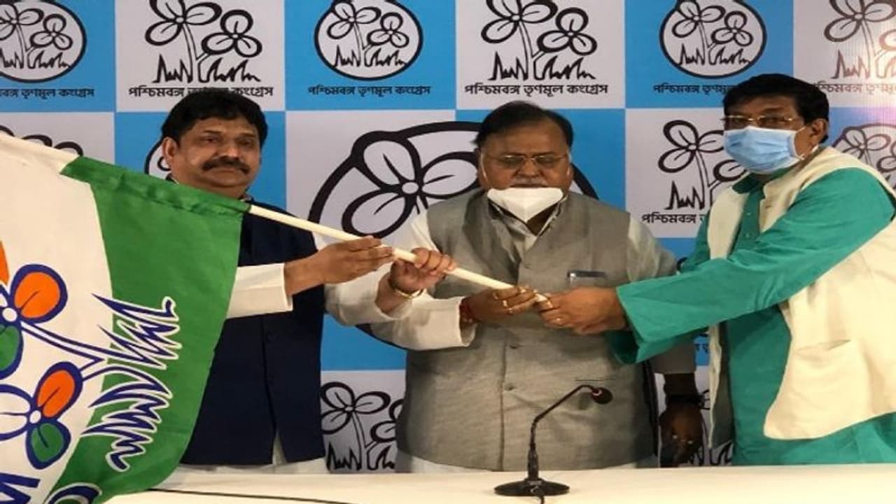 ঘরে ফিরলেন দলত্যাগী শুভেন্দু ঘনিষ্ঠ সিরাজ খান, দুই জেলায় নেতৃত্বে বদল করল তৃণমূল ঘরে ফিরলেন দলত্যাগী শুভেন্দু ঘনিষ্ঠ সিরাজ খান, দুই জেলায় নেতৃত্বে বদল করল তৃণমূল