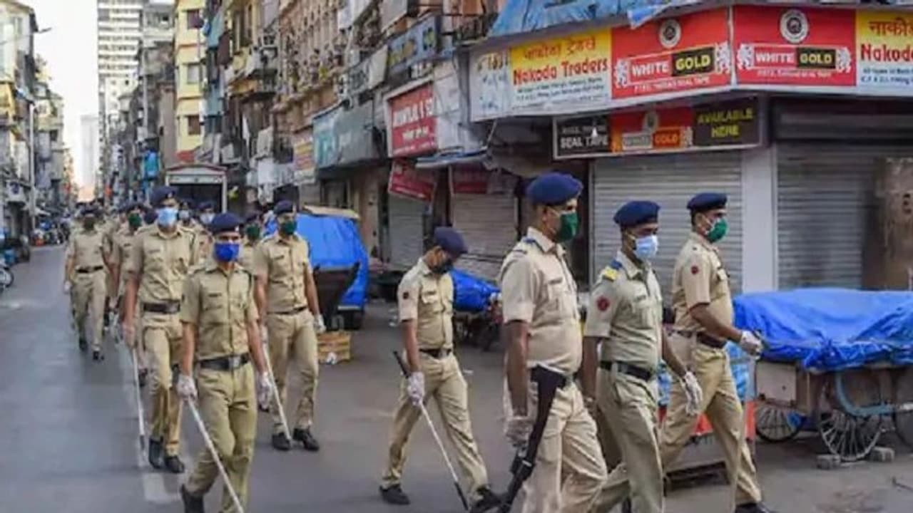 മതപരമായ ആഘോഷത്തില് പ്രവേശനകവാടം സ്ഥാപിക്കുന്നതിൽ തർക്കം; ഇരുവിഭാഗം ഏറ്റുമുട്ടി, കല്ലേറ്, വീടുകൾക്ക് തീവെച്ചു മതപരമായ ആഘോഷത്തില് പ്രവേശനകവാടം സ്ഥാപിക്കുന്നതിൽ തർക്കം; ഇരുവിഭാഗം ഏറ്റുമുട്ടി, കല്ലേറ്, വീടുകൾക്ക് തീവെച്ചു
