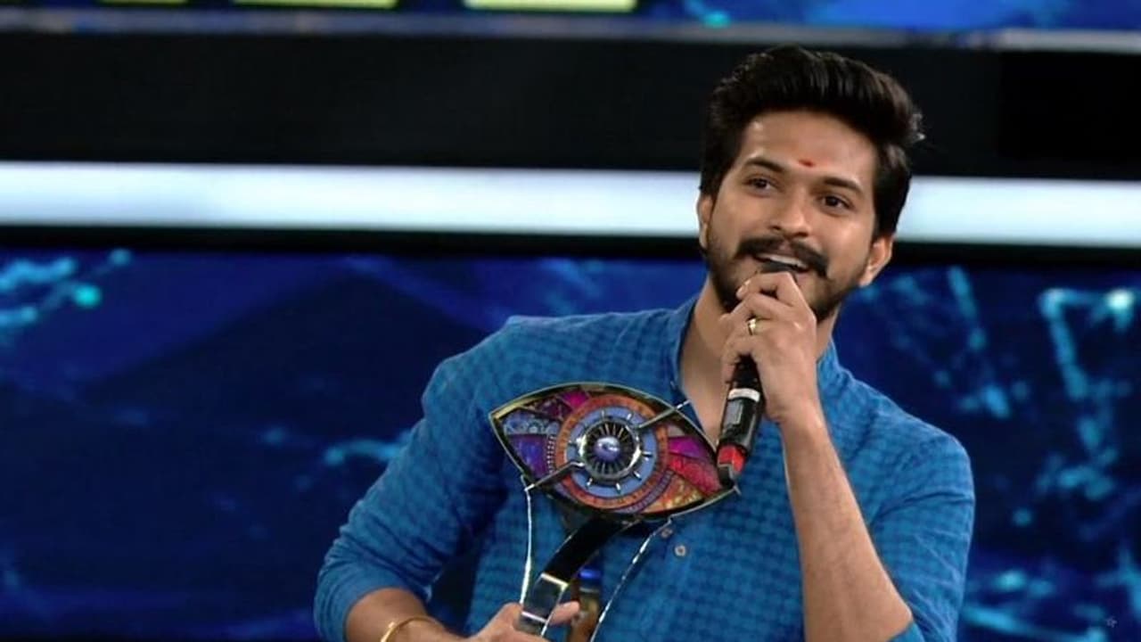 பிக்பாஸ் வீட்டிற்குள் சென்ற சீசன் 3 போட்டியாளர்..! ஏன் தெரியுமா? பிக்பாஸ் வீட்டிற்குள் சென்ற சீசன் 3 போட்டியாளர்..! ஏன் தெரியுமா?