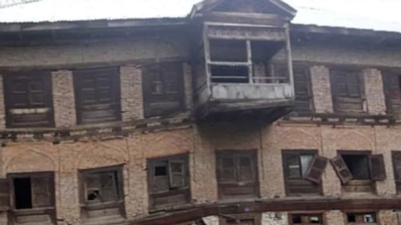 जम्मू कश्मीर का एक गांव दशकों से अंधेरे में था, अब 15 दिनों के अंदर उनके घरों में जलने लगे बल्ब जम्मू कश्मीर का एक गांव दशकों से अंधेरे में था, अब 15 दिनों के अंदर उनके घरों में जलने लगे बल्ब