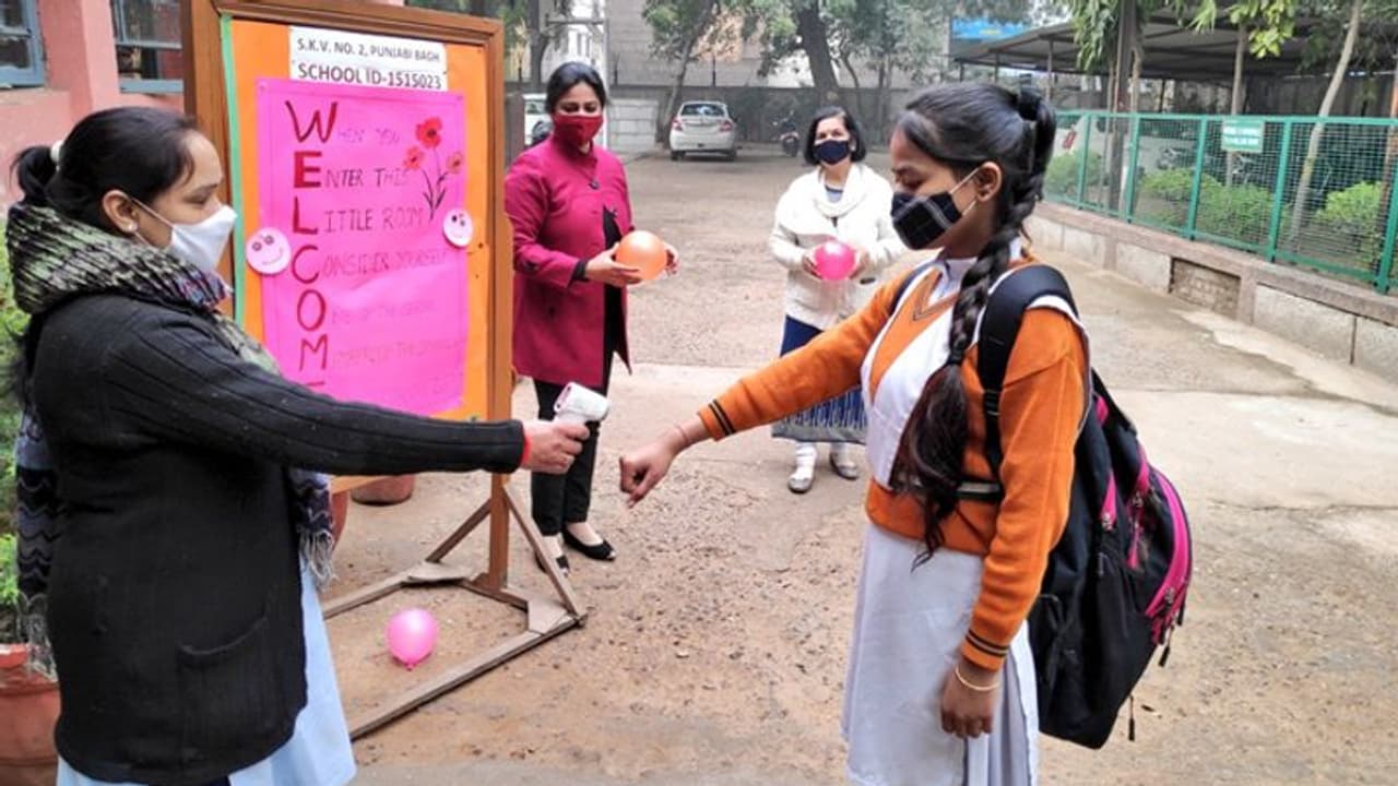 दिल्ली: आज से 10वीं और 12वीं के बच्चों की क्लासेज शुरू, विक्ट्री साइन दिखाते हुए बच्चों ने जाहिर की खुशी दिल्ली: आज से 10वीं और 12वीं के बच्चों की क्लासेज शुरू, विक्ट्री साइन दिखाते हुए बच्चों ने जाहिर की खुशी