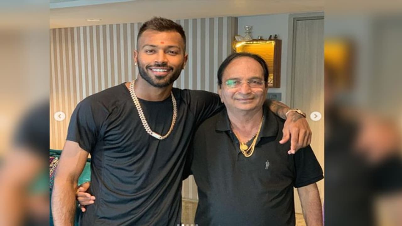 నాన్నకు ప్రేమతో... తండ్రి ఫోటోను హత్తుకుని, ఓ ఎమోషనల్ వీడియో పోస్టు చేసిన హార్ధిక్ పాండ్యా... నాన్నకు ప్రేమతో... తండ్రి ఫోటోను హత్తుకుని, ఓ ఎమోషనల్ వీడియో పోస్టు చేసిన హార్ధిక్ పాండ్యా...