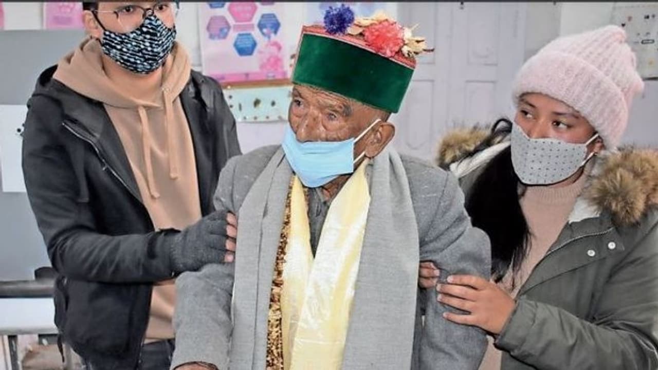 103 साल की उम्र में इस शख्स ने दिया ऐसे वोट, प्रशासन ने रेड कारपेट बिछाकर किया स्वागत 103 साल की उम्र में इस शख्स ने दिया ऐसे वोट, प्रशासन ने रेड कारपेट बिछाकर किया स्वागत