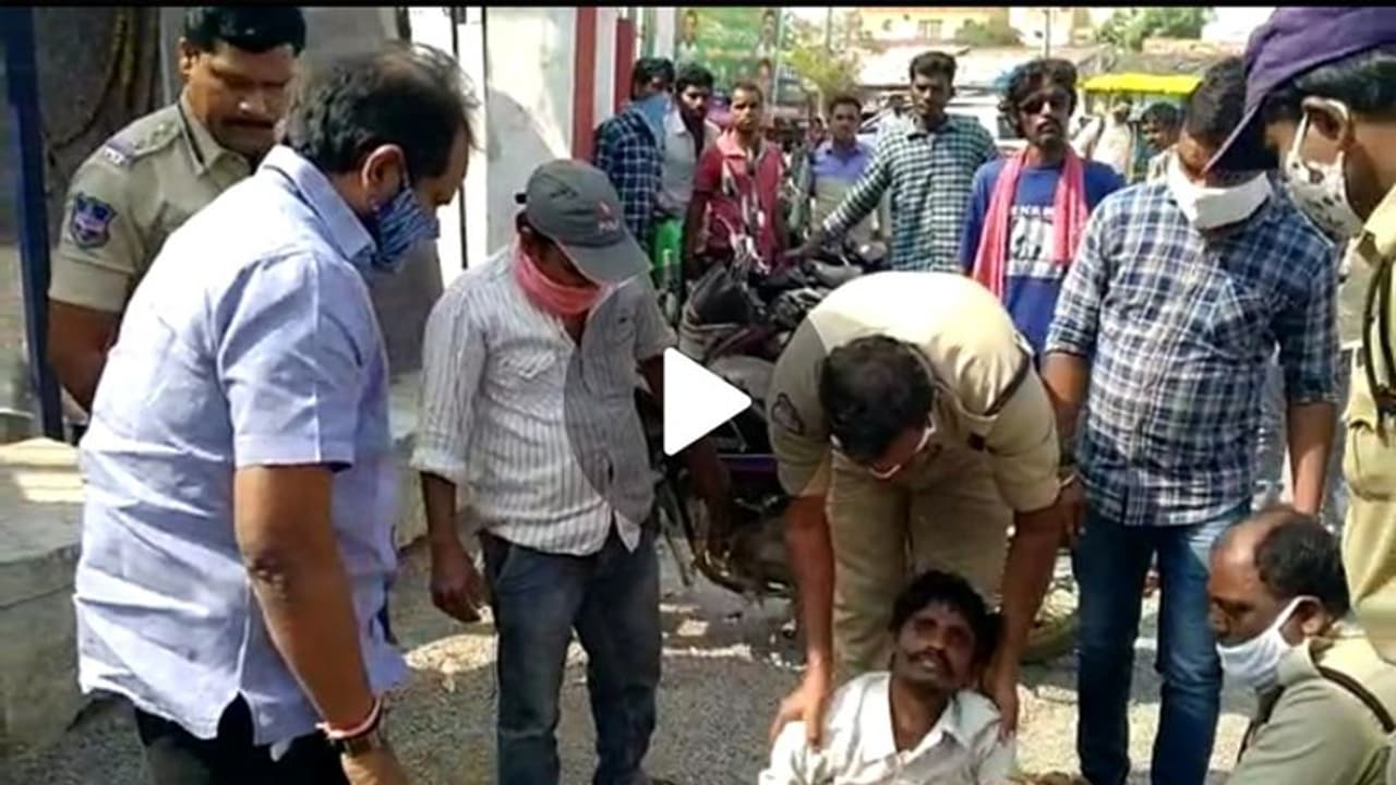 రోడ్డుపై గిలగిల్లాడుతున్న వ్యక్తిని కాపాడి... మానవత్వాన్ని చాటుకున్న ఆబ్కారీ మంత్రి (వీడియో) రోడ్డుపై గిలగిల్లాడుతున్న వ్యక్తిని కాపాడి... మానవత్వాన్ని చాటుకున్న ఆబ్కారీ మంత్రి (వీడియో)