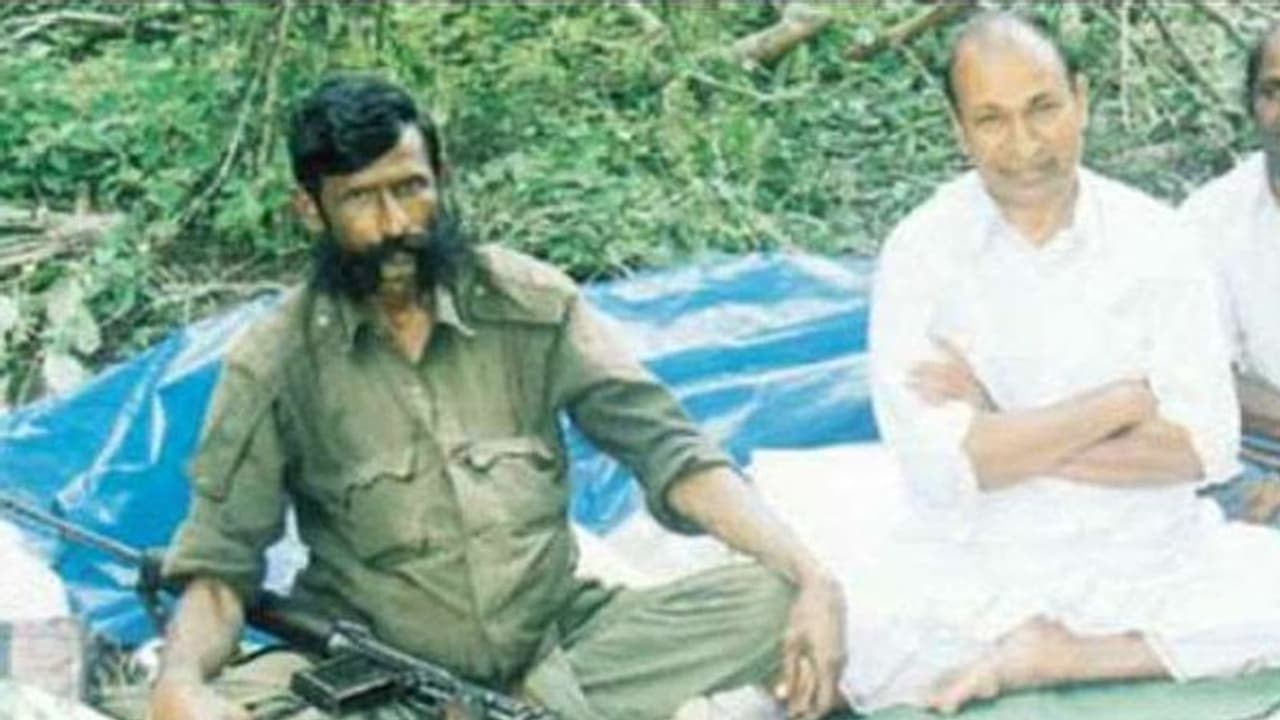 వందకోట్ల డిమాండ్.. కానీ వీరప్పన్ కు ఇచ్చింది రూ. 15 కోట్లే..! వందకోట్ల డిమాండ్.. కానీ వీరప్పన్ కు ఇచ్చింది రూ. 15 కోట్లే..!