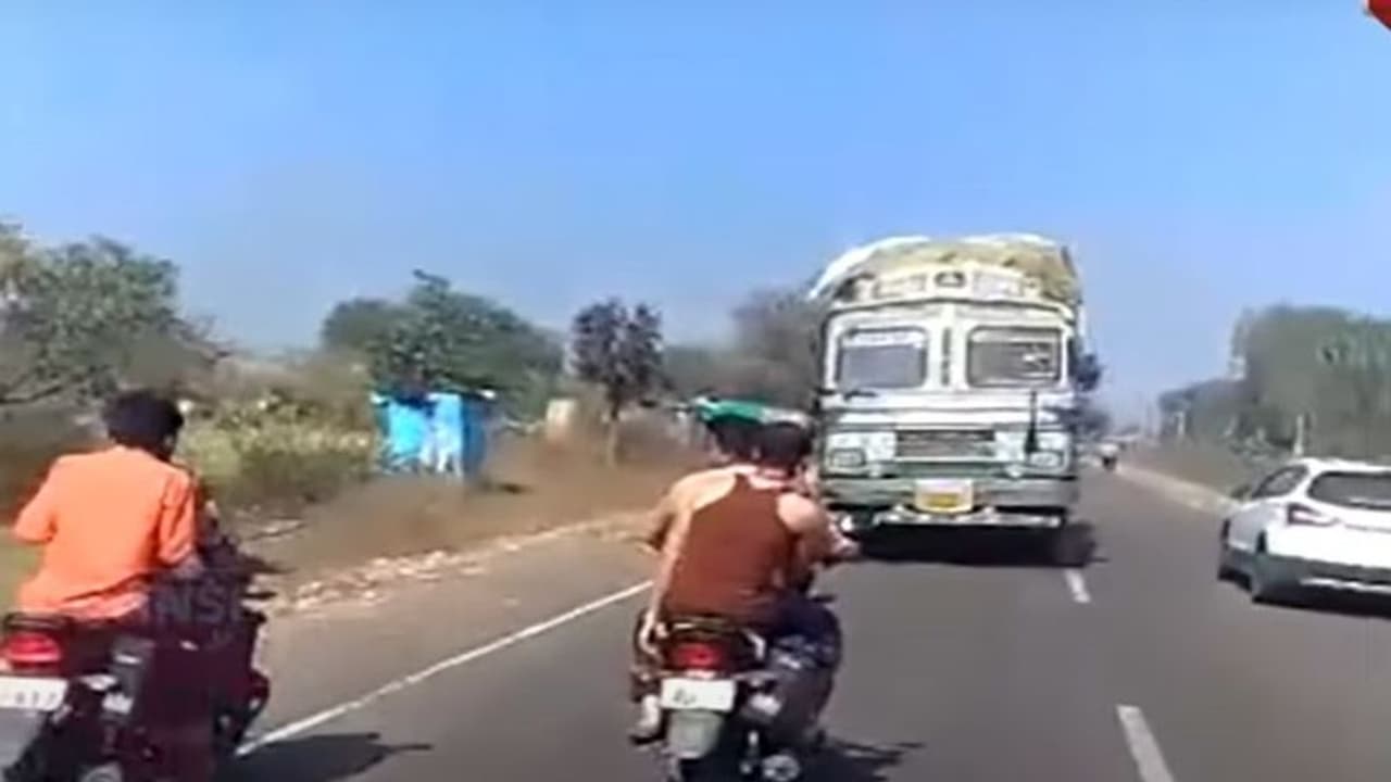 ಬ್ರೇಕ್ ಫೇಲ್; 3 KM ರಿವರ್ಸ್ ತೆರಳಿ ಟ್ರಕ್ ನಿಲ್ಲಿಸಿ ದುರಂತ ತಪ್ಪಿಸಿದ ಚಾಲಕ! ಬ್ರೇಕ್ ಫೇಲ್; 3 KM ರಿವರ್ಸ್ ತೆರಳಿ ಟ್ರಕ್ ನಿಲ್ಲಿಸಿ ದುರಂತ ತಪ್ಪಿಸಿದ ಚಾಲಕ!