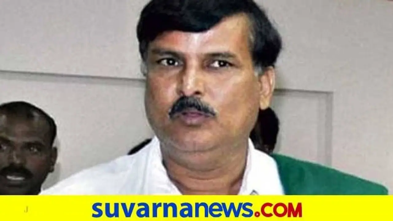 ಪ್ರತಿಭಟನೆಗೆ ತೆರಳುತ್ತಿದ್ದ ರೈತ ನಾಯಕ ಕುರುಬೂರು ಶಾಂತಕುಮಾರ್ ಕಾರು ಅಪಘಾತ 