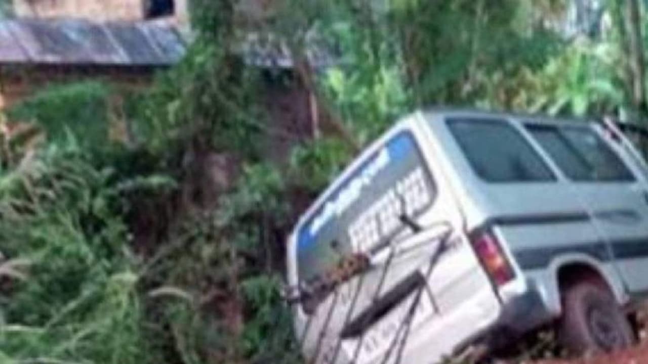 മറിഞ്ഞ വണ്ടിയിലെ പെട്രോള്‍ ഊറ്റുന്നതിനിടെ നാട്ടുകാര്‍ പൊക്കി; പിന്നെയാണ് ട്വിസ്റ്റ്!