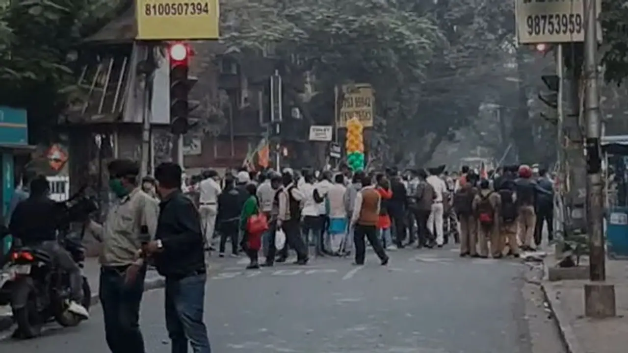 ಬಂಗಾಳದಲ್ಲಿ ಕೇಂದ್ರ ಸಚಿವರ ಕಾರಿನ ಮೇಲೆ ದಾಳಿ, ಉದ್ವಿಘ್ನ ಪರಿಸ್ಥಿತಿ ನಿಯಂತ್ರಣಕ್ಕ ಅಶ್ರುವಾಯು ಪ್ರಯೋಗ! ಬಂಗಾಳದಲ್ಲಿ ಕೇಂದ್ರ ಸಚಿವರ ಕಾರಿನ ಮೇಲೆ ದಾಳಿ, ಉದ್ವಿಘ್ನ ಪರಿಸ್ಥಿತಿ ನಿಯಂತ್ರಣಕ್ಕ ಅಶ್ರುವಾಯು ಪ್ರಯೋಗ!