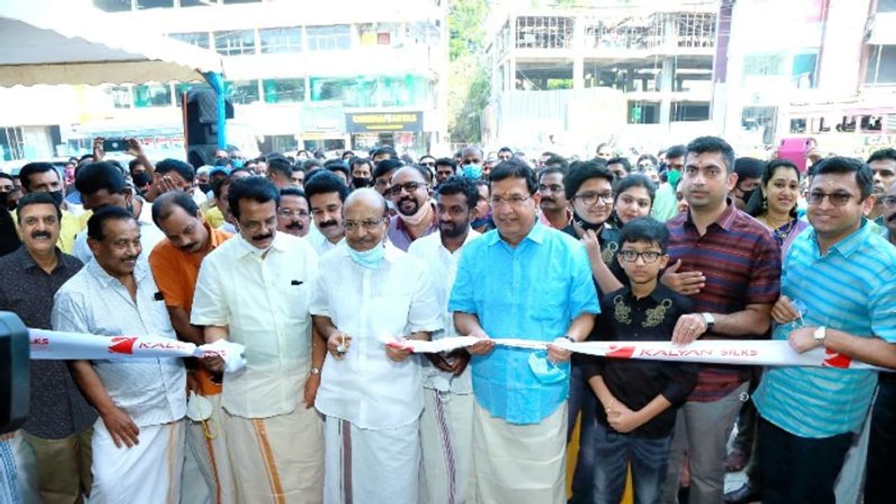 കല്യാണ് സില്ക്സും കല്യാണ് ഹൈപ്പര്മാര്ക്കറ്റും പെരിന്തല്മണ്ണയില് ഉദ്ഘാടനം ചെയ്തു കല്യാണ് സില്ക്സും കല്യാണ് ഹൈപ്പര്മാര്ക്കറ്റും പെരിന്തല്മണ്ണയില് ഉദ്ഘാടനം ചെയ്തു