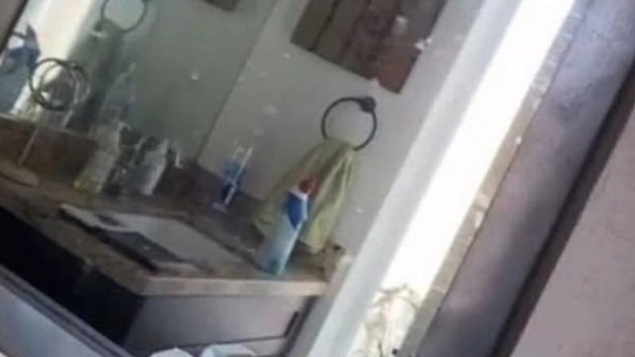 പുതിയ വീട്ടിലെ കണ്ണാടിയില് സംശയം തോന്നി; ചുമര് പൊളിച്ചുനോക്കിയപ്പോള് കണ്ടത്... പുതിയ വീട്ടിലെ കണ്ണാടിയില് സംശയം തോന്നി; ചുമര് പൊളിച്ചുനോക്കിയപ്പോള് കണ്ടത്...