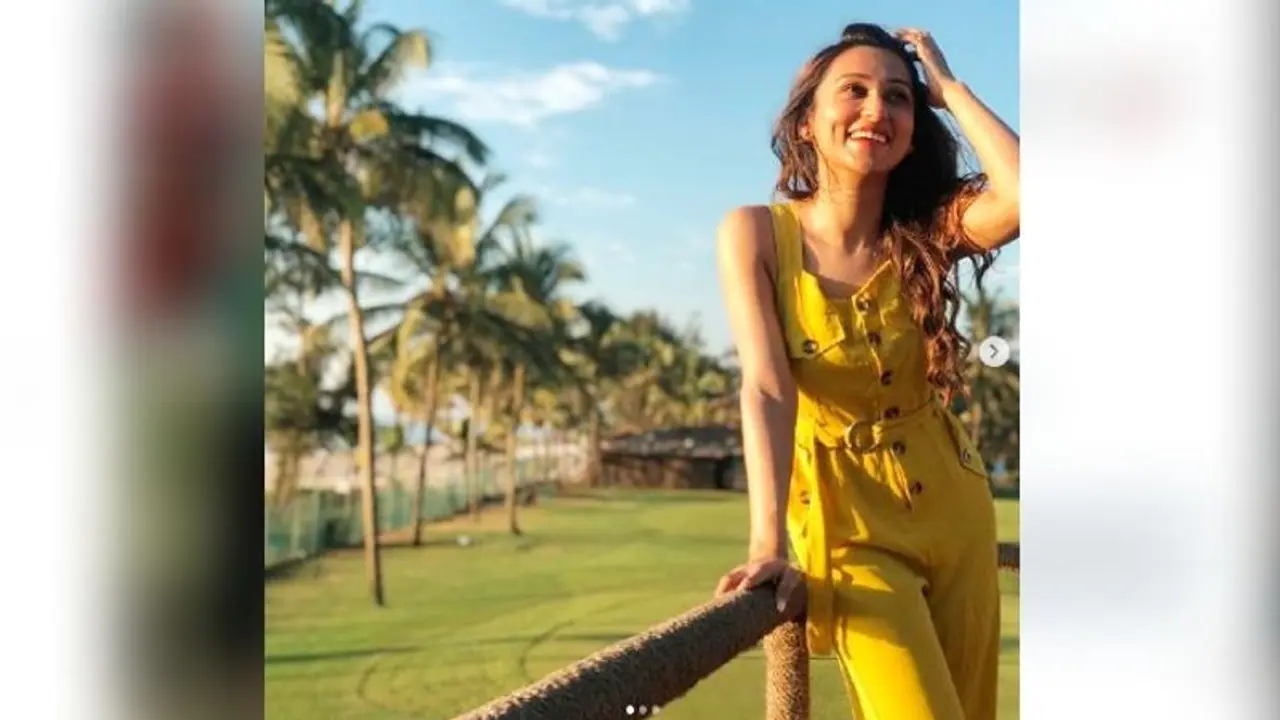 গ্রামের রাস্তায় জুতো হাতে এ কী করছেন মিমি চক্রবর্তী, দেখুন ছবি গ্রামের রাস্তায় জুতো হাতে এ কী করছেন মিমি চক্রবর্তী, দেখুন ছবি