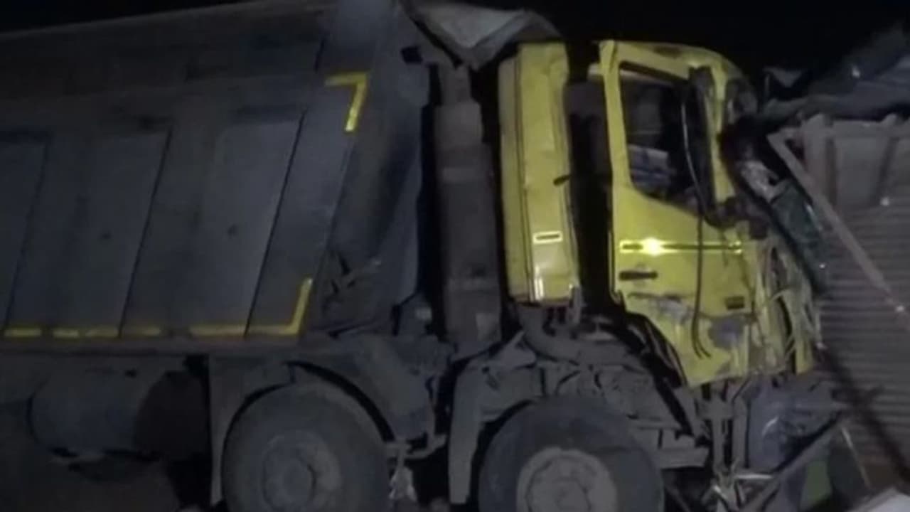 गुजरात: फुटपाथ पर सो रहे 20 मजदूरों को ट्रक ने रौंदा, 15 की मौत, मृतकों के परिजनों को मिलेंगे 2 लाख रु गुजरात: फुटपाथ पर सो रहे 20 मजदूरों को ट्रक ने रौंदा, 15 की मौत, मृतकों के परिजनों को मिलेंगे 2 लाख रु