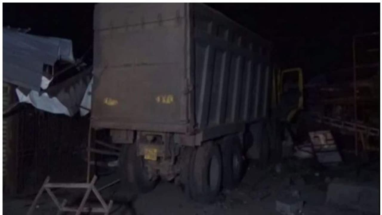 സൂറത്തിൽ ഫുട്പാത്തിൽ ഉറങ്ങിയ അതിഥി തൊഴിലാളികൾക്ക് മേൽ ട്രക്ക് പാഞ്ഞുകയറി 15 മരണം