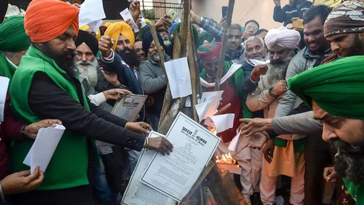 सुप्रीम कोर्ट की बनाई कमेटी और किसानों के बीच आज पहली मीटिंग, लेकिन किसानों ने कहा हम नहीं जा रहे हैं सुप्रीम कोर्ट की बनाई कमेटी और किसानों के बीच आज पहली मीटिंग, लेकिन किसानों ने कहा हम नहीं जा रहे हैं