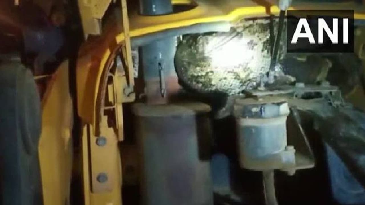 ജെസിബിക്കുള്ളില്‍ കുടുങ്ങി രണ്ട് കൂറ്റന്‍ പെരുമ്പാമ്പുകള്‍; പിന്നീട് സംഭവിച്ചത്...