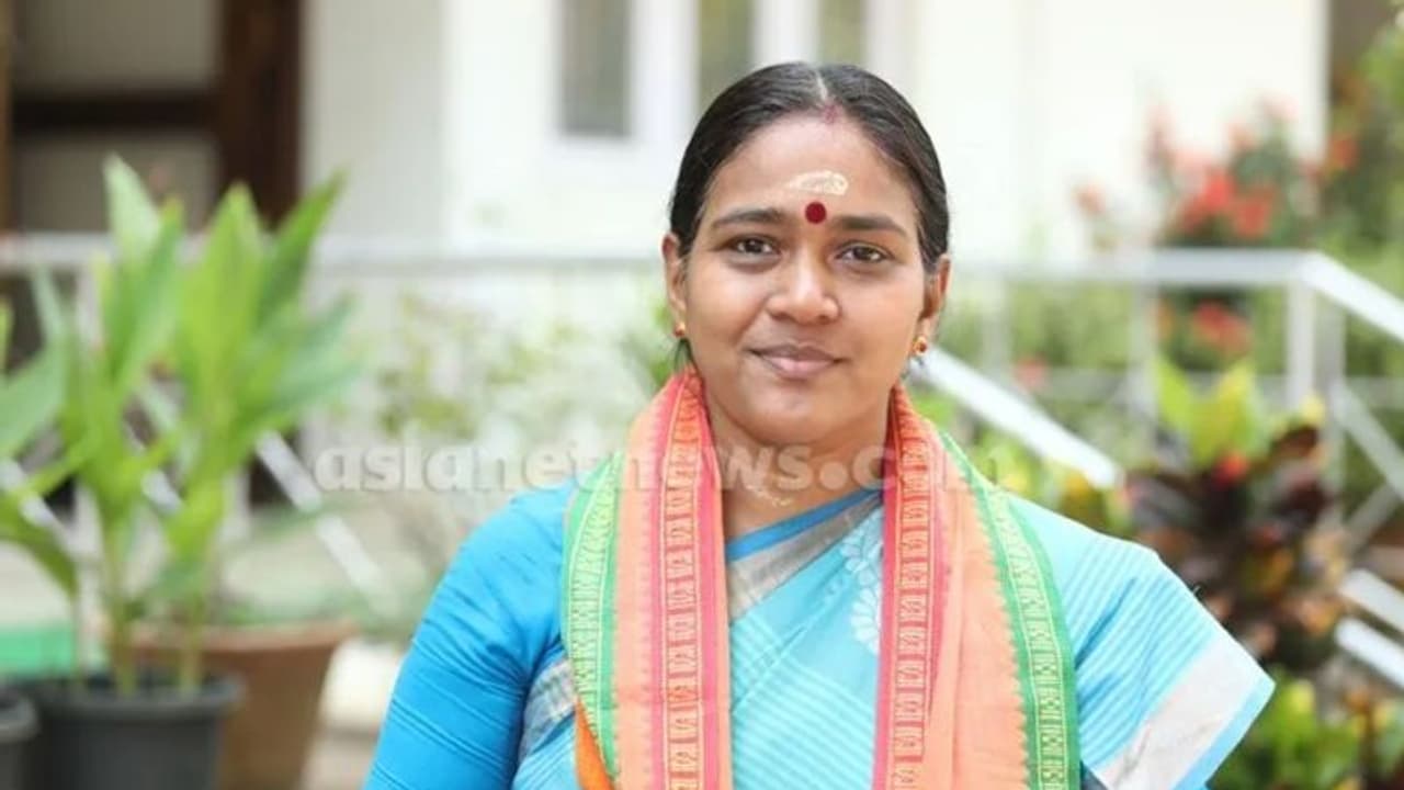 പാലക്കാട് ഉപതെരഞ്ഞെടുപ്പിൽ ശോഭ സുരേന്ദ്രനായി മുറവിളി; ശോഭ സ്ഥാനാർത്ഥിയാക്കണമെന്ന് ആവശ്യം, നേതൃത്വത്തിന് കത്ത്