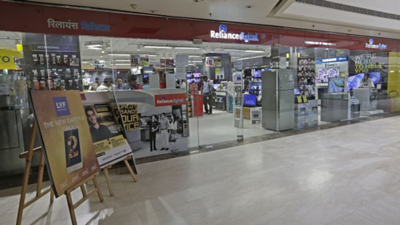 ಡಿಜಿಟಲ್ ಇಂಡಿಯಾ ಸೇಲ್; ಗಣರಾಜ್ಯೋತ್ಸವಕ್ಕೆ ರಿಲಾಯನ್ಸ್ನಿಂದ ಭರ್ಜರಿ ಆಫರ್! ಡಿಜಿಟಲ್ ಇಂಡಿಯಾ ಸೇಲ್; ಗಣರಾಜ್ಯೋತ್ಸವಕ್ಕೆ ರಿಲಾಯನ್ಸ್ನಿಂದ ಭರ್ಜರಿ ಆಫರ್!