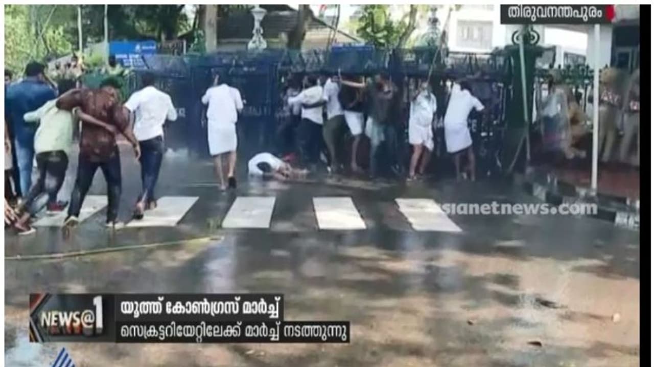 പിന്വാതില് നിയമനങ്ങള്ക്കെതിരെ യൂത്ത് കോണ്ഗ്രസ് മാര്ച്ച്; സംഘര്ഷം, പൊലീസ് ജലപീരങ്കി ഉപയോഗിച്ചു പിന്വാതില് നിയമനങ്ങള്ക്കെതിരെ യൂത്ത് കോണ്ഗ്രസ് മാര്ച്ച്; സംഘര്ഷം, പൊലീസ് ജലപീരങ്കി ഉപയോഗിച്ചു