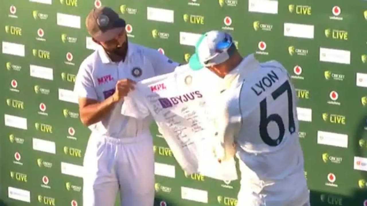 ഐതിഹാസിക പരമ്പര നേട്ടത്തിനിടയിലും ലിയോണിന് രഹാനെയുടെ സ്നേഹോപഹാരം; കയ്യടിച്ച് വിവിഎസ് ലക്ഷ്മണ് ഐതിഹാസിക പരമ്പര നേട്ടത്തിനിടയിലും ലിയോണിന് രഹാനെയുടെ സ്നേഹോപഹാരം; കയ്യടിച്ച് വിവിഎസ് ലക്ഷ്മണ്