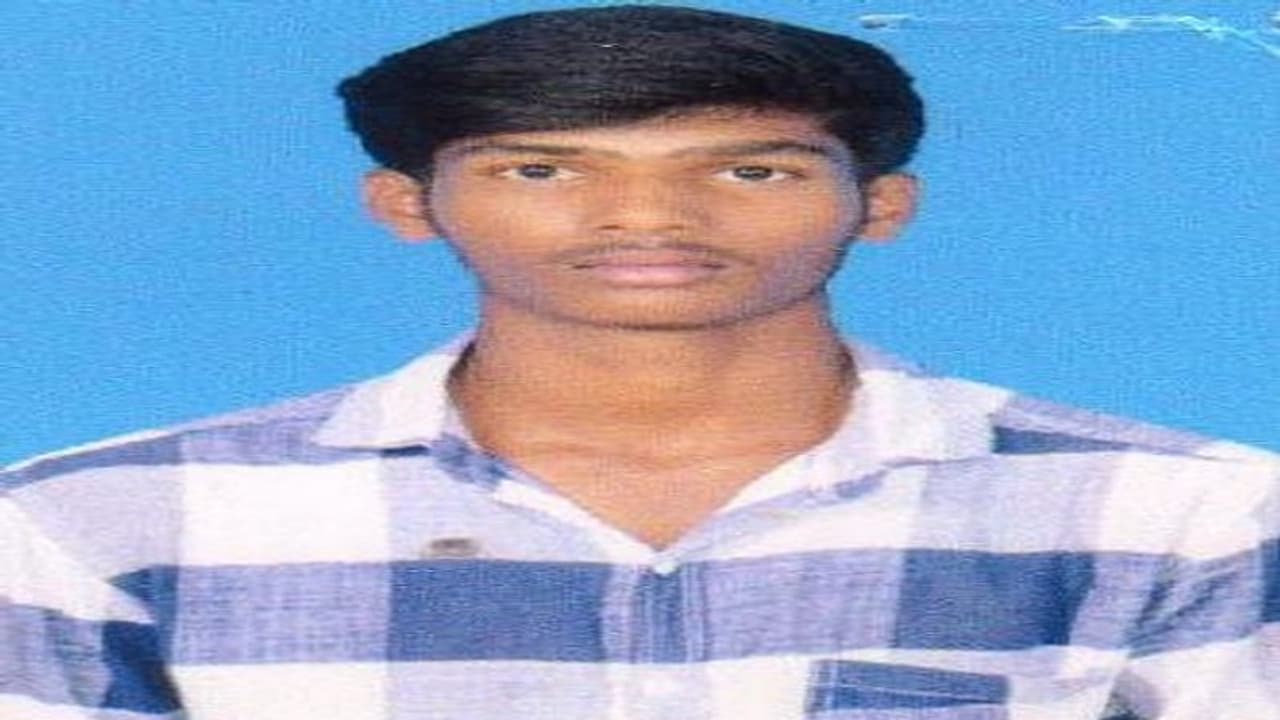 15 కత్తిపోట్లతో ప్రేయసిని చంపిన ఢిల్లీ బాబు: ఉరేసుకుని ఆత్మహత్య 15 కత్తిపోట్లతో ప్రేయసిని చంపిన ఢిల్లీ బాబు: ఉరేసుకుని ఆత్మహత్య