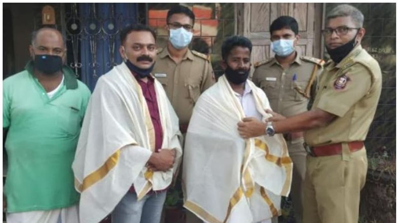 യാത്രക്കിടെ ഹൃദയാഘാതമുണ്ടായ ഡ്രൈവര്ക്ക് രക്ഷകരായി; യുവാക്കളെ അഭിനന്ദിച്ച് മോട്ടോര് വാഹന വകുപ്പ് യാത്രക്കിടെ ഹൃദയാഘാതമുണ്ടായ ഡ്രൈവര്ക്ക് രക്ഷകരായി; യുവാക്കളെ അഭിനന്ദിച്ച് മോട്ടോര് വാഹന വകുപ്പ്