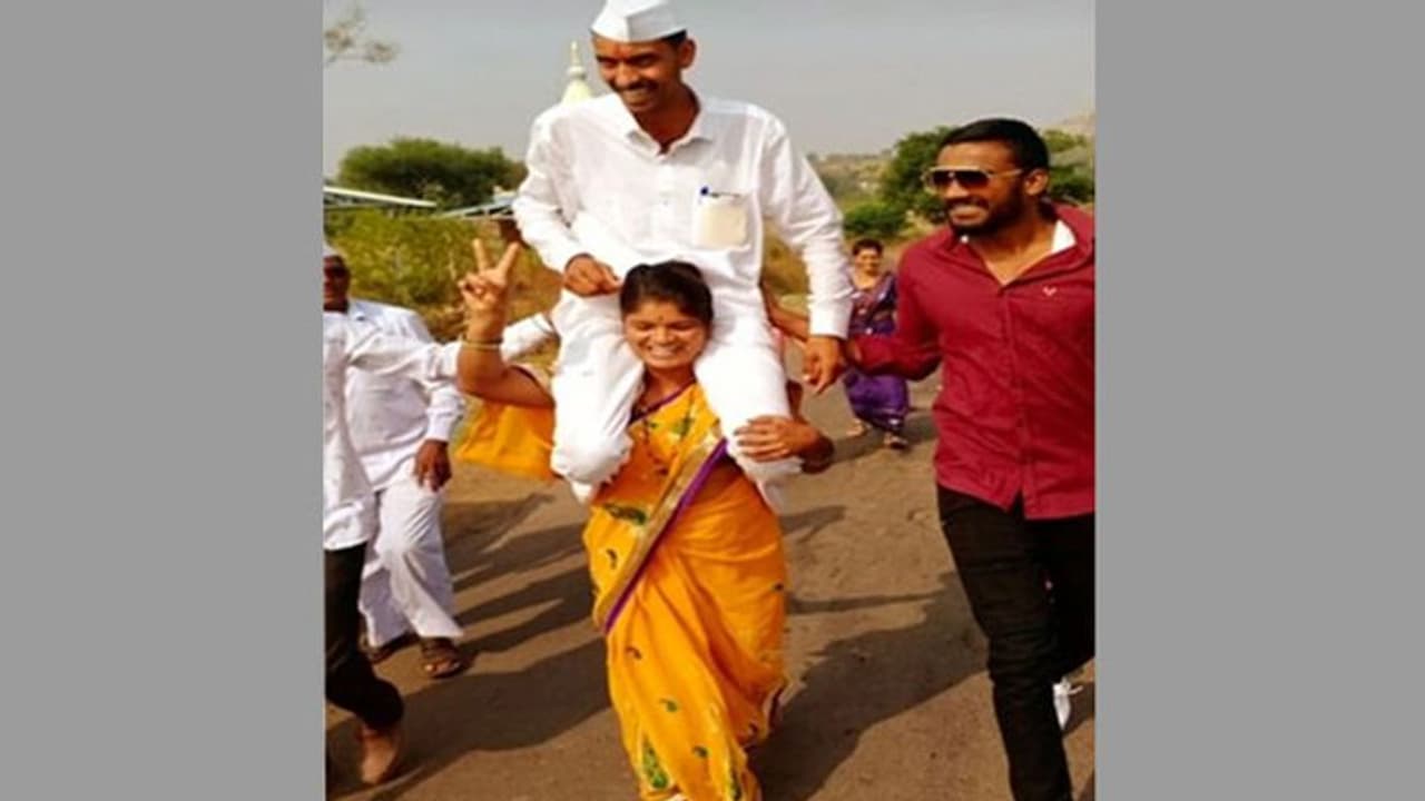 ఎన్నికల్లో భర్త విజయం... భుజానికెత్తుకున్న భార్య ఎన్నికల్లో భర్త విజయం... భుజానికెత్తుకున్న భార్య