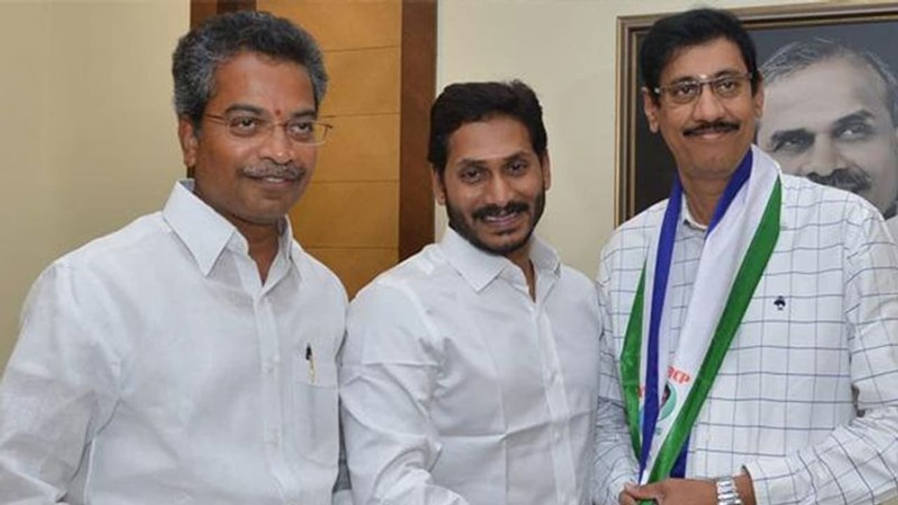 చంద్రబాబుకు ఉంపుడుగత్తె: దేవినేని ఉమాపై ఆయన సోదరుడి వ్యాఖ్యలు