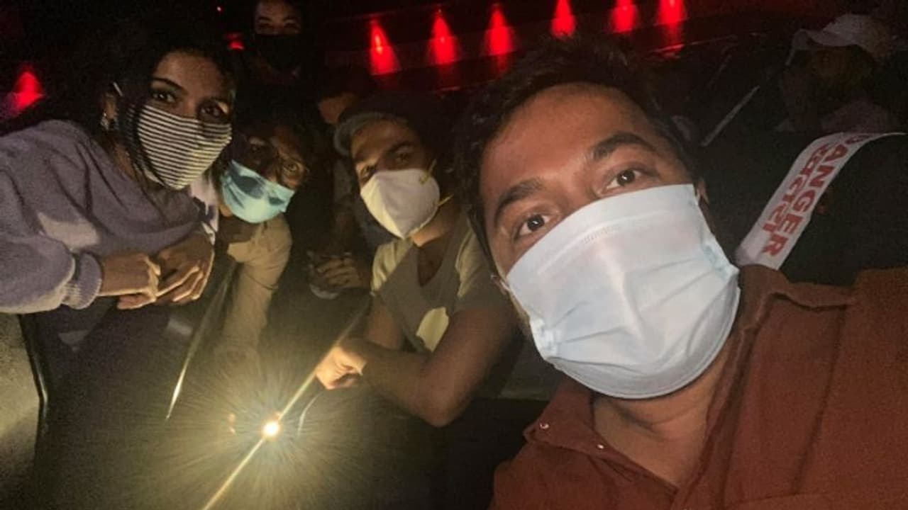 ഷൂട്ടിന്റെ ഇടവേളയില് 'മാസ്റ്റര്' കണ്ട് വിനീത്; ഒപ്പം പ്രണവും കല്യാണിയും ഷൂട്ടിന്റെ ഇടവേളയില് 'മാസ്റ്റര്' കണ്ട് വിനീത്; ഒപ്പം പ്രണവും കല്യാണിയും