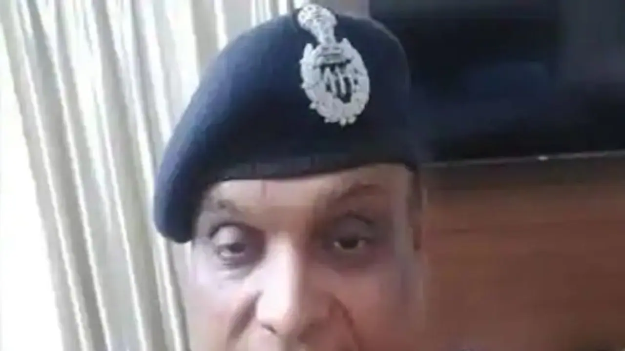 ये IPS चल रहा फरार, पीछे पड़ी यूपी पुलिस...जानिए आखिर इस अफसर ने ऐसा क्या कर डाला ये IPS चल रहा फरार, पीछे पड़ी यूपी पुलिस...जानिए आखिर इस अफसर ने ऐसा क्या कर डाला