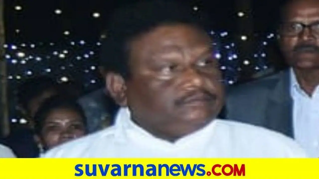 ಬಳ್ಳಾರಿ: ಯುವತಿಯೊಂದಿಗೆ ಪರಾರಿ ಕೇಸ್ ಮಾಸುವ ಮುನ್ನವೇ ಮತ್ತೊಬ್ಬ ಫಾದರ್ನ ಕರ್ಮಕಾಂಡ..! ಬಳ್ಳಾರಿ: ಯುವತಿಯೊಂದಿಗೆ ಪರಾರಿ ಕೇಸ್ ಮಾಸುವ ಮುನ್ನವೇ ಮತ್ತೊಬ್ಬ ಫಾದರ್ನ ಕರ್ಮಕಾಂಡ..!