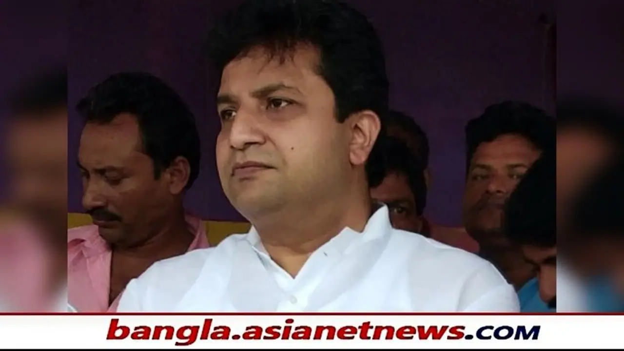 ফের ভাঙন তৃণমূলে, গেরুয়া শিবিরে যোগ দিতে দিল্লি গেলেন শান্তিপুরের বিধায়ক ফের ভাঙন তৃণমূলে, গেরুয়া শিবিরে যোগ দিতে দিল্লি গেলেন শান্তিপুরের বিধায়ক