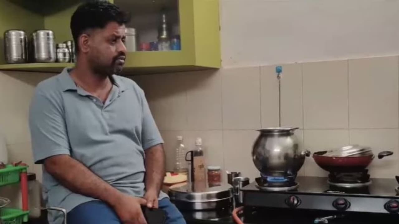 അടുക്കളയില് പെട്ടുപോവുന്ന ജിയോ ബേബി; ശ്രദ്ധ നേടി ഹ്രസ്വചിത്രം അടുക്കളയില് പെട്ടുപോവുന്ന ജിയോ ബേബി; ശ്രദ്ധ നേടി ഹ്രസ്വചിത്രം