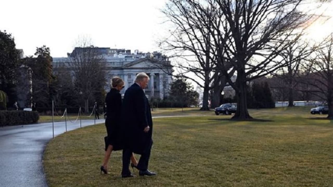 ಭಾರವಾದ ಹೆಜ್ಜೆಯೊಂದಿಗೆ ಶ್ವೇತಭವನದಿಂದ ಹೊರನಡೆದ ಟ್ರಂಪ್; ಬೈಡನ್ ಕಾರ್ಯಕ್ರಮಕ್ಕೆ ಗೈರು! ಭಾರವಾದ ಹೆಜ್ಜೆಯೊಂದಿಗೆ ಶ್ವೇತಭವನದಿಂದ ಹೊರನಡೆದ ಟ್ರಂಪ್; ಬೈಡನ್ ಕಾರ್ಯಕ್ರಮಕ್ಕೆ ಗೈರು!