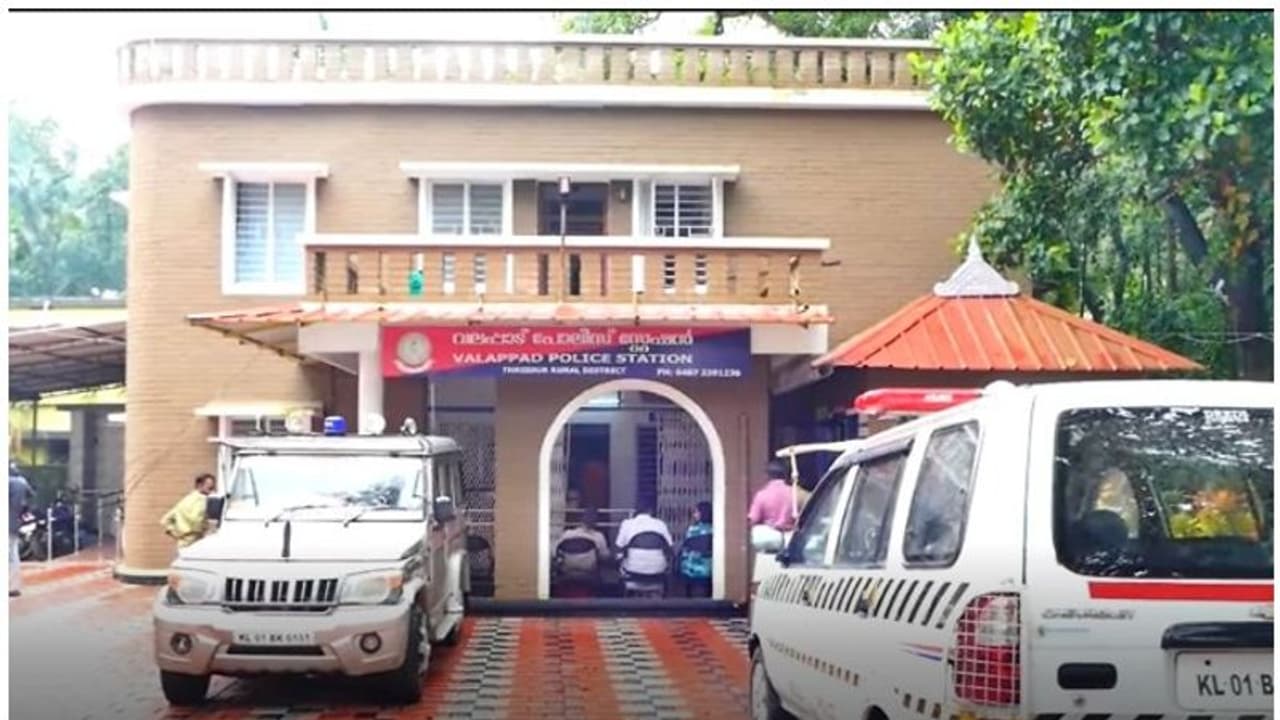 തൃശ്ശൂര് പട്ടാപ്പകല് വീട് കുത്തിതുറന്ന് വന് കവര്ച്ച; 63 പവൻ സ്വർണവും ഡയമണ്ടും കവർന്നു തൃശ്ശൂര് പട്ടാപ്പകല് വീട് കുത്തിതുറന്ന് വന് കവര്ച്ച; 63 പവൻ സ്വർണവും ഡയമണ്ടും കവർന്നു