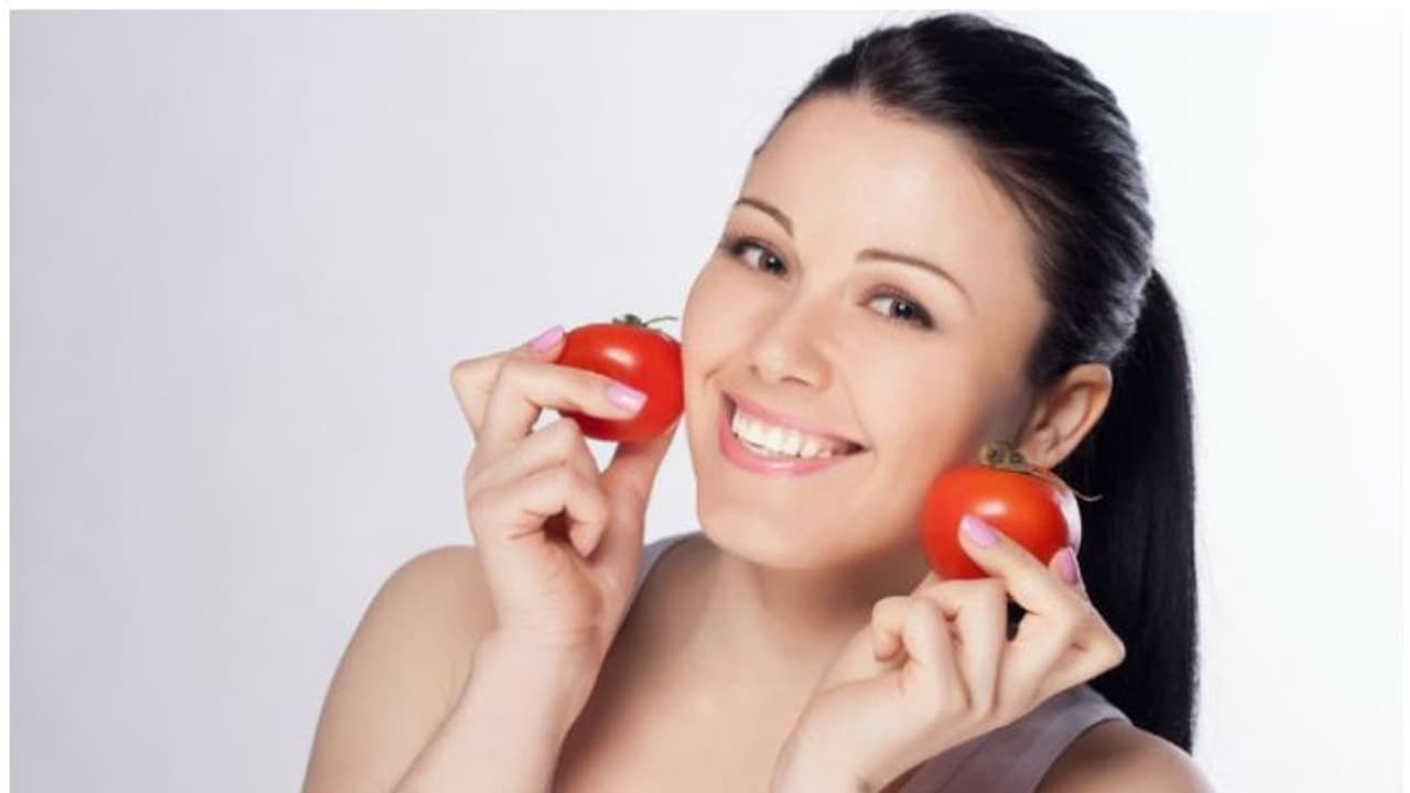 മുഖത്തെ ചുളിവുകൾ അകറ്റാൻ തക്കാളി ഇങ്ങനെ ഉപയോ​ഗിച്ച് നോക്കൂ