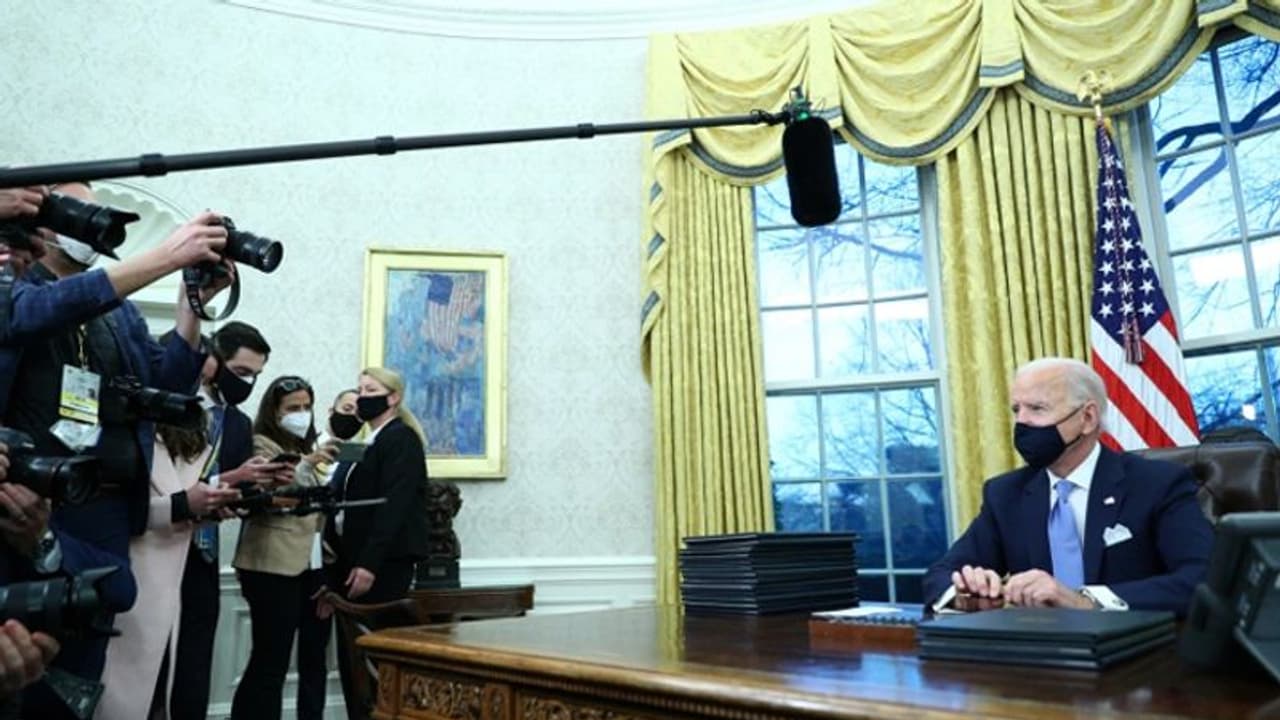 शपथ लेने के बाद जैसे ही ऑफिस पहुंचे बाइडेन, 15 आदेशों पर हस्ताक्षर कर ट्रम्प के फैसलों को पलट दिया शपथ लेने के बाद जैसे ही ऑफिस पहुंचे बाइडेन, 15 आदेशों पर हस्ताक्षर कर ट्रम्प के फैसलों को पलट दिया