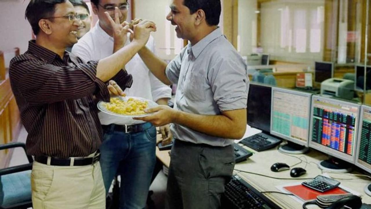 बाइडेन के शपथ लेने के बाद भारतीय शेयर बाजार में जबरदस्त उछाल, पहली बार सेंसेक्स 50 हजार के पार बाइडेन के शपथ लेने के बाद भारतीय शेयर बाजार में जबरदस्त उछाल, पहली बार सेंसेक्स 50 हजार के पार