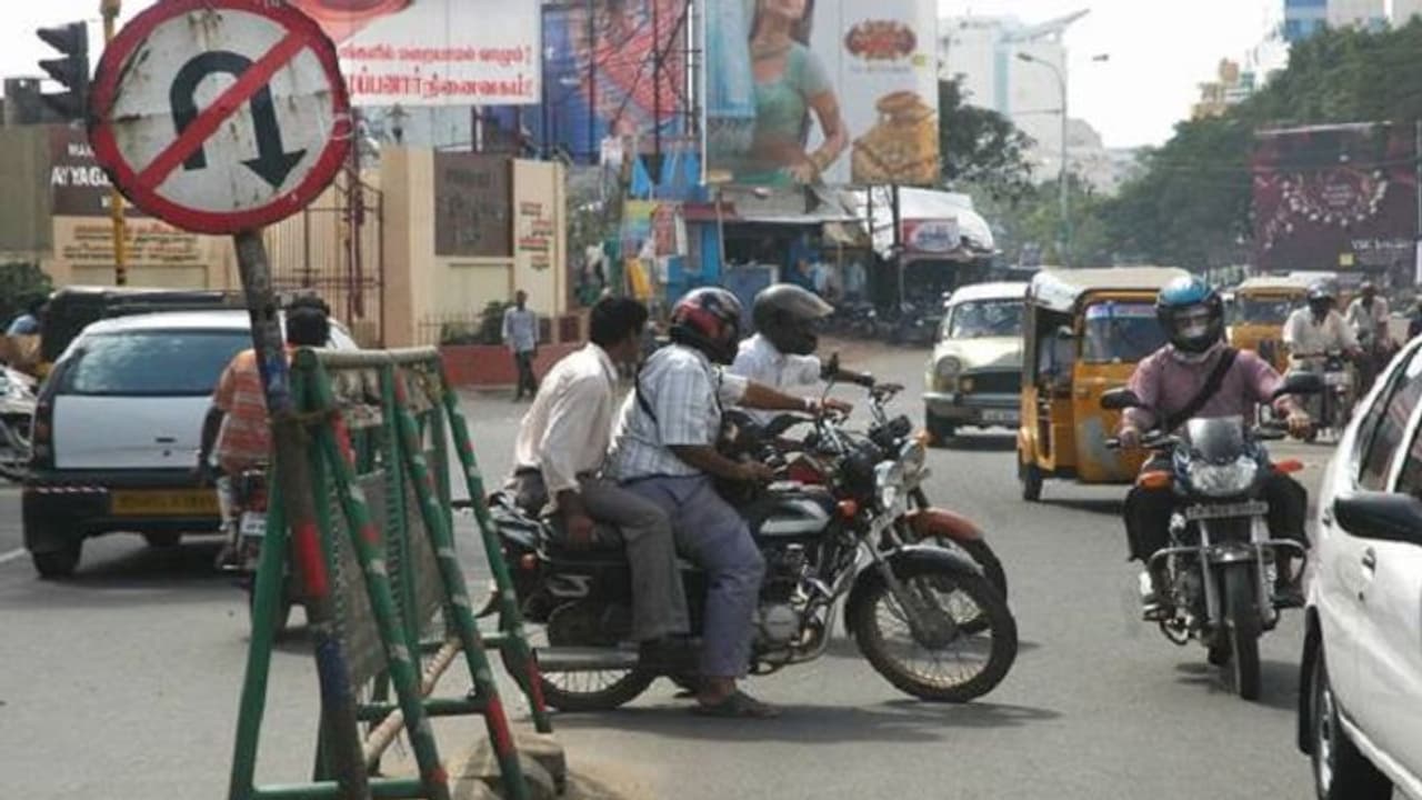 యూటర్న్ గొడవ.. ఆటోడ్రైవర్ ను చితకబాది యువకుడి వీరంగం... యూటర్న్ గొడవ.. ఆటోడ్రైవర్ ను చితకబాది యువకుడి వీరంగం...