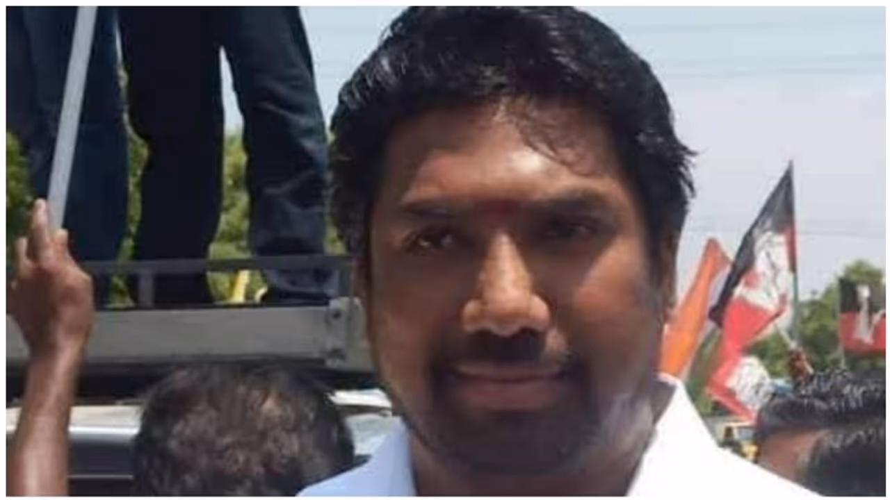 எனது சொத்துக்கள் முழுவதையும் ஒப்படைக்கிறேன்... திமுகவுக்கு சவால் விடும் ஓபிஎஸ் மகன்! எனது சொத்துக்கள் முழுவதையும் ஒப்படைக்கிறேன்... திமுகவுக்கு சவால் விடும் ஓபிஎஸ் மகன்!