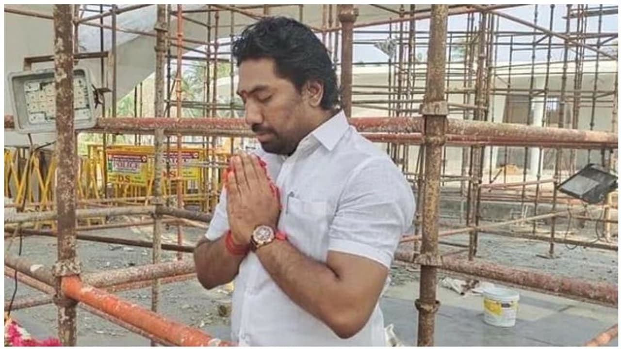 200க்கும் மேற்பட்ட விருப்பமனு... சட்டமன்றத் தேர்தலில் களமிறங்க தயங்குகிறாரா ஓ.பி.எஸ் மகன்..? 200க்கும் மேற்பட்ட விருப்பமனு... சட்டமன்றத் தேர்தலில் களமிறங்க தயங்குகிறாரா ஓ.பி.எஸ் மகன்..?