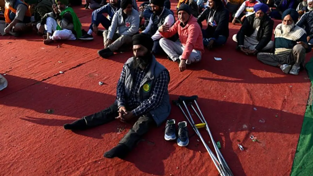 ट्रैक्टर मार्च को लेकर किसानों और पुलिस के बीच नहीं बनी बात, दोनों अपनी बातों पर अड़े हैं, कल फिर से बैठक ट्रैक्टर मार्च को लेकर किसानों और पुलिस के बीच नहीं बनी बात, दोनों अपनी बातों पर अड़े हैं, कल फिर से बैठक