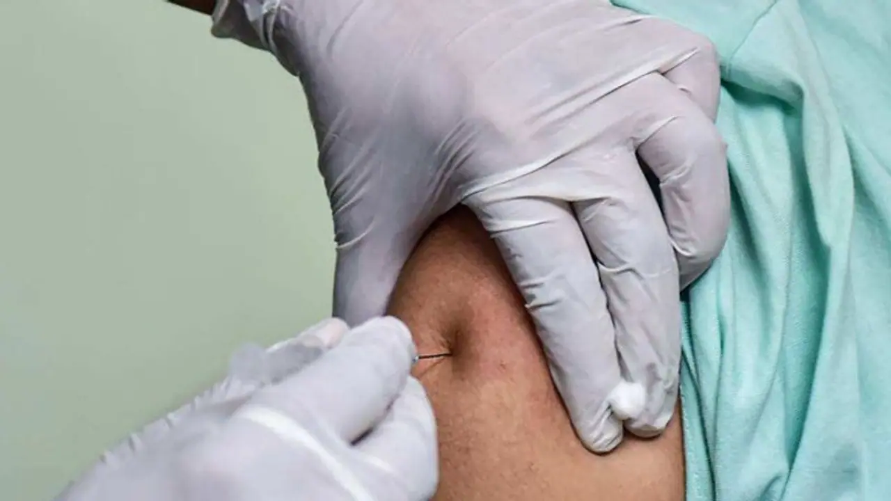 இந்தியாவில் கொரோனா தடுப்பூசி விலை உயர்த்தப்பட்டுள்ளதா? உண்மை என்ன? இந்தியாவில் கொரோனா தடுப்பூசி விலை உயர்த்தப்பட்டுள்ளதா? உண்மை என்ன?